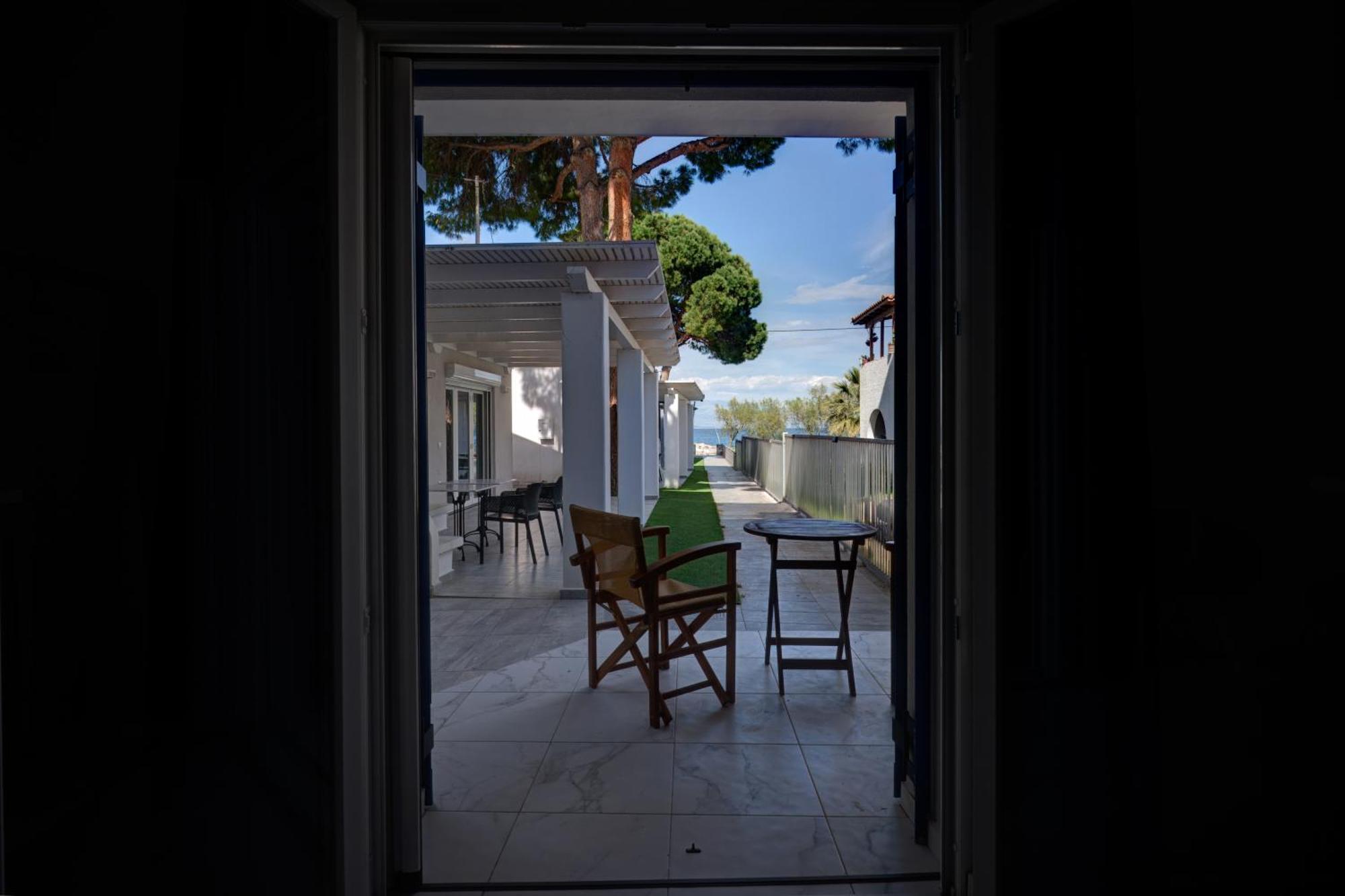 Molos Beachfront Apartments In Diakopto Exterior photo